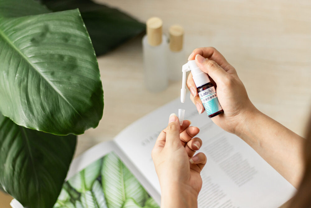 Xịt chống ê buốt răng nắp xoay 360o