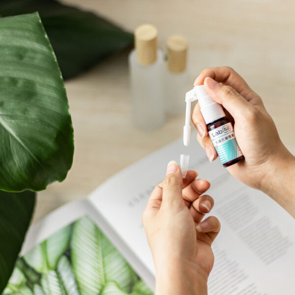 Xịt chống ê buốt răng nắp xoay 360o